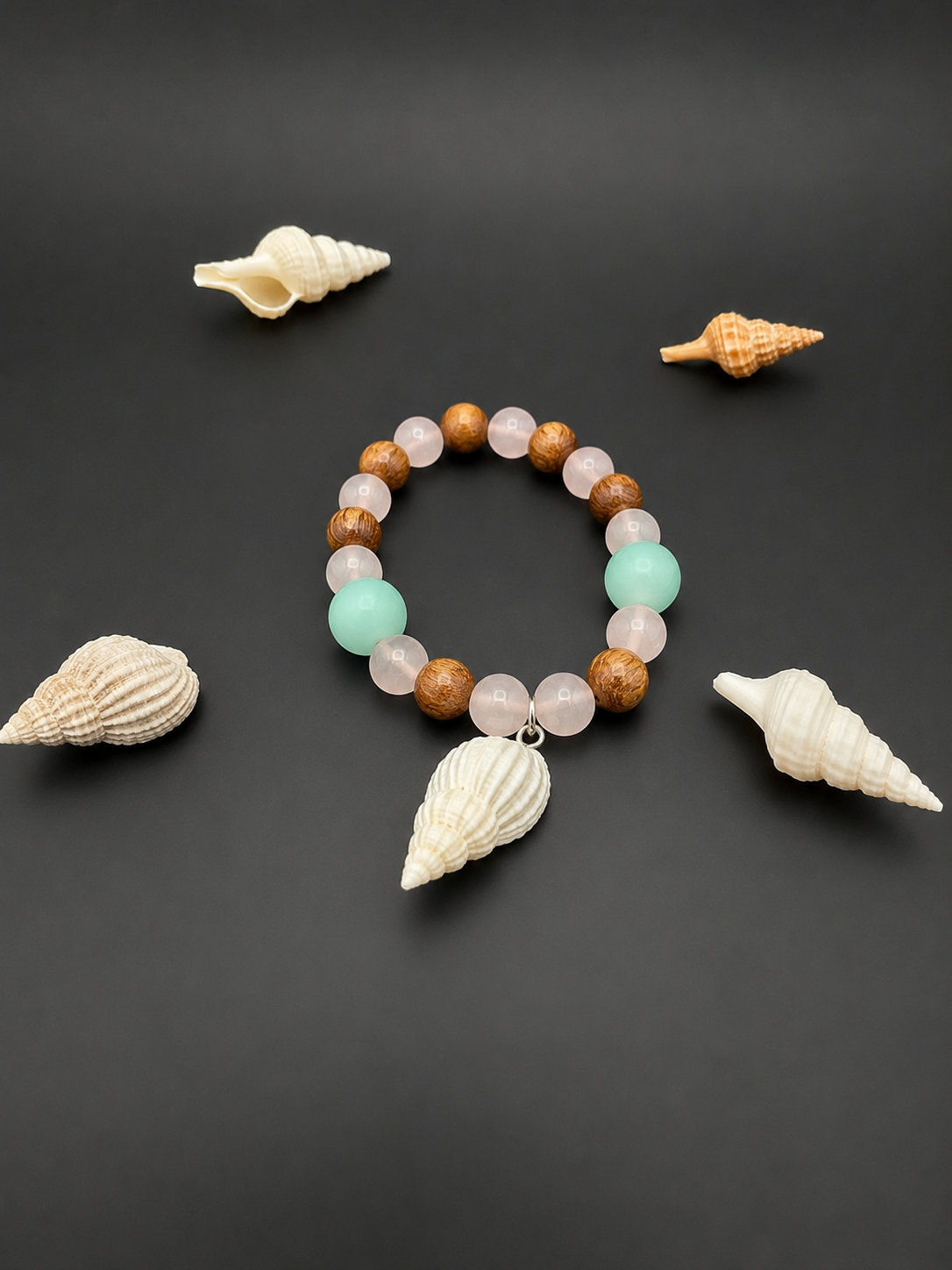 Bracelet élastique enfant Neréa en bois de roble, amazonite, quartz rose et coquillage.