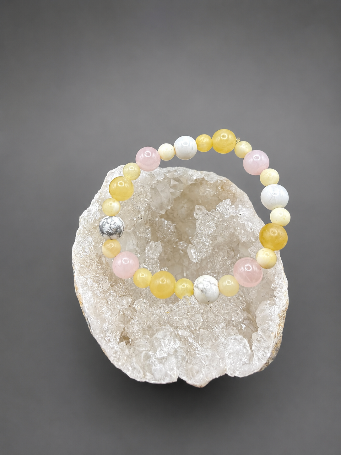Bracelet élastique enfant Jada en quartz rose, howlite et jade jaune.
