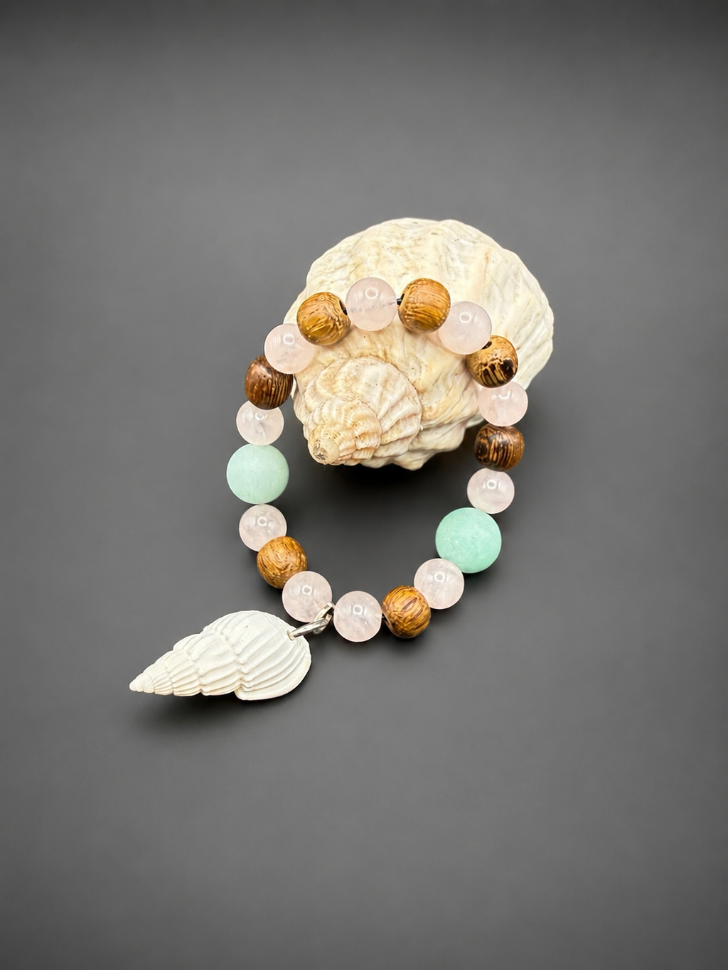 Bracelet élastique enfant Neréa en bois de roble, amazonite, quartz rose et coquillage.