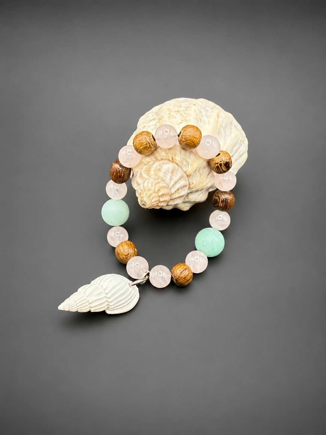 Bracelet élastique enfant Neréa en bois de roble, amazonite, quartz rose et coquillage.