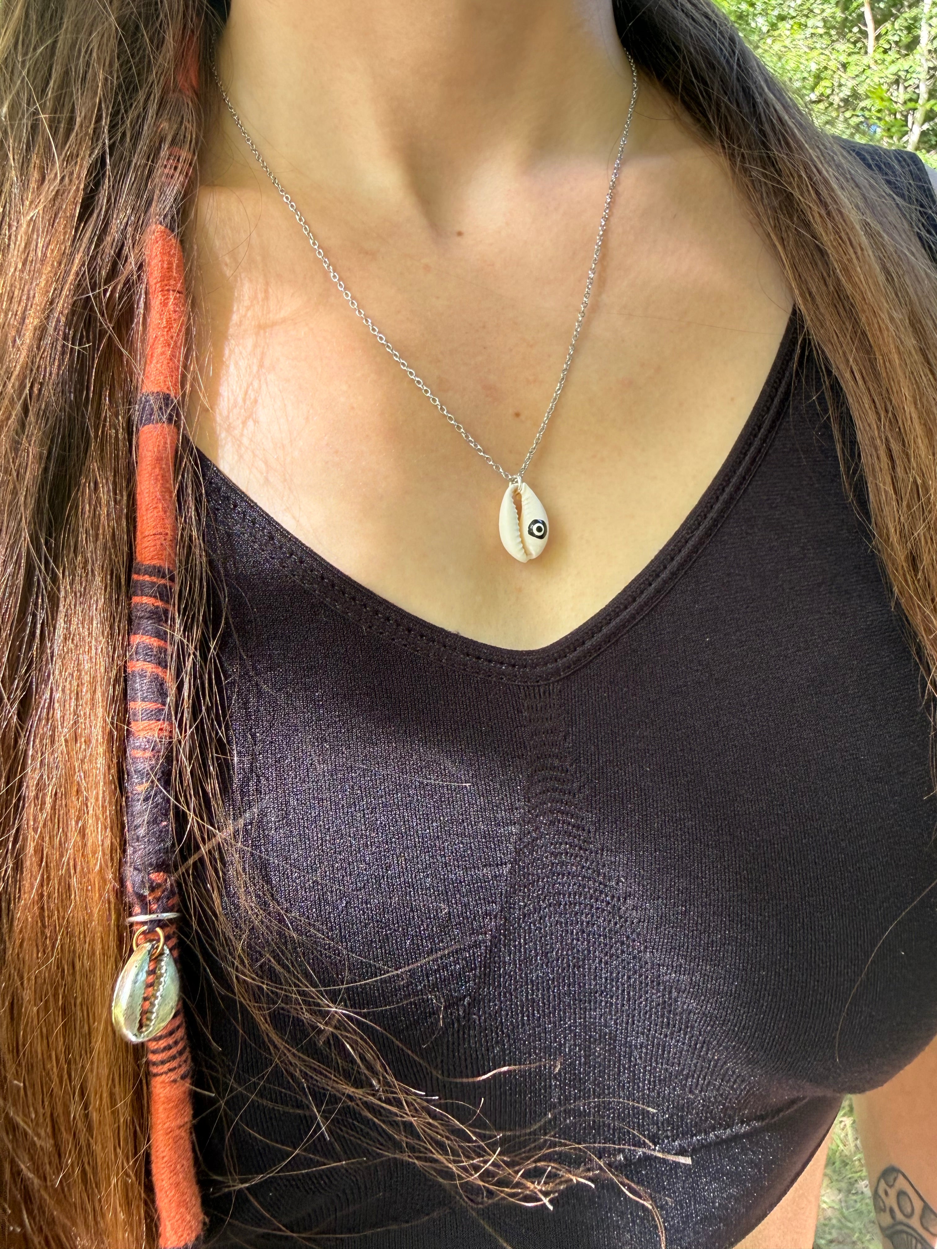 Collier cauri œil protecteur porté autour du cou